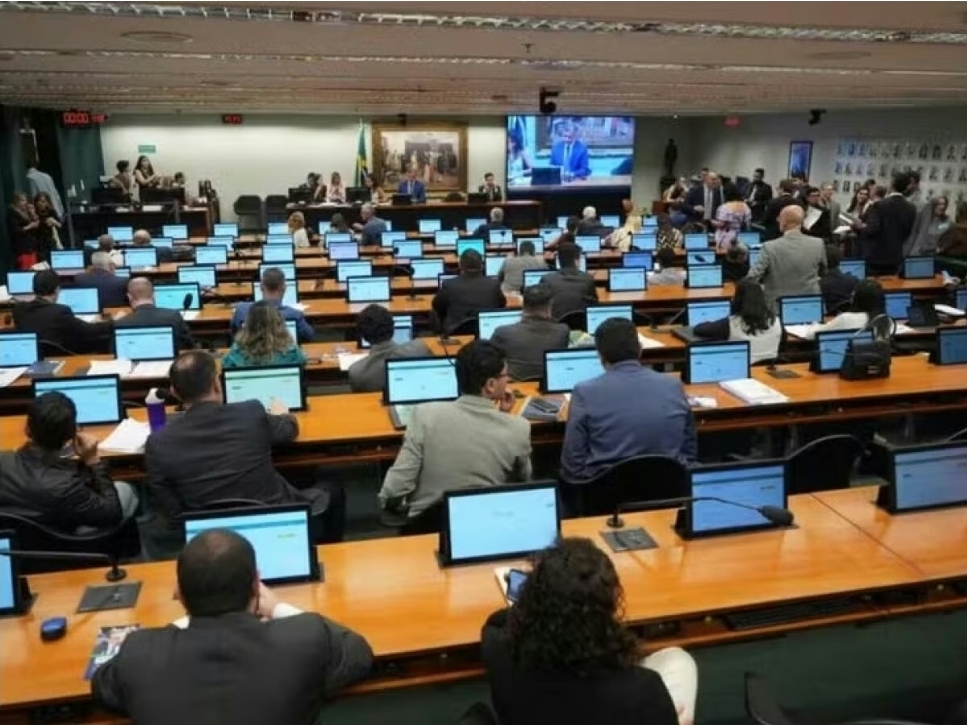 Comissão da Câmara deve votar nesta terça (9) redução da maioridade penal para 16 anos