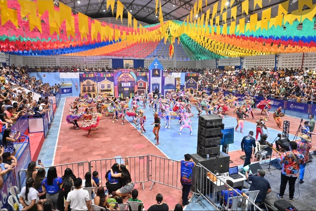 Primeira noite do festival de quadrilhas de São Gonçalo tem apresentação de grupos juninos tradicionais, fogueira eletrônica e Forró na Praça