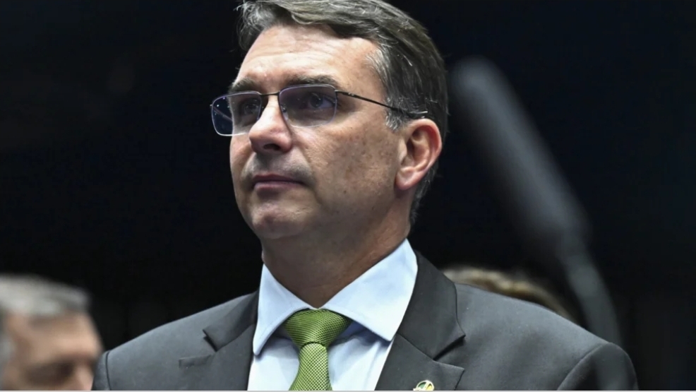 Fim da reeleição e suspensão da reforma tributária serão os primeiros atos do senador Flávio Bolsonaro, ao ser eleito Presidente da República