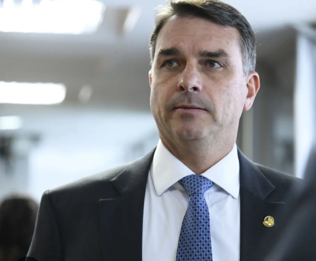 Senador Flávio Bolsonaro acusa Lula de provocar tarifas dos EUA sobre produtos brasileiros
