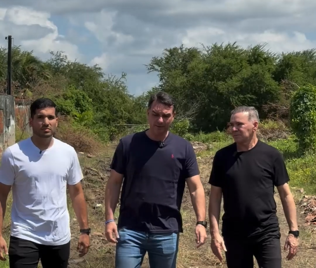Em Fortaleza, Flávio Bolsonaro conhece triste realidade de comunidade onde moradores foram expulsos de casa por facções narcoterroristas