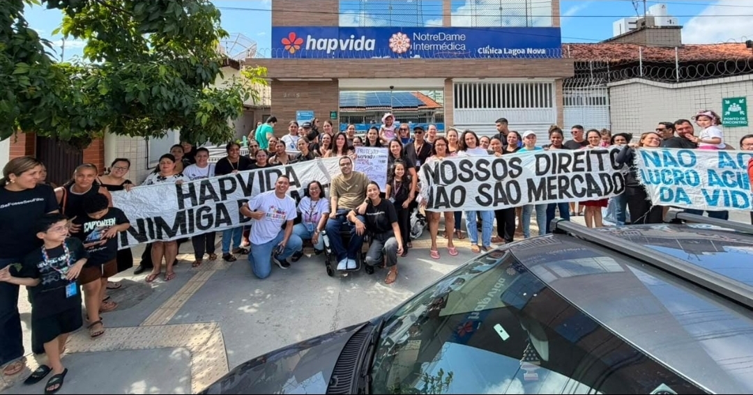 Famílias protestam e cobram cumprimento de decisões judiciais que garantem terapias para crianças com autismo