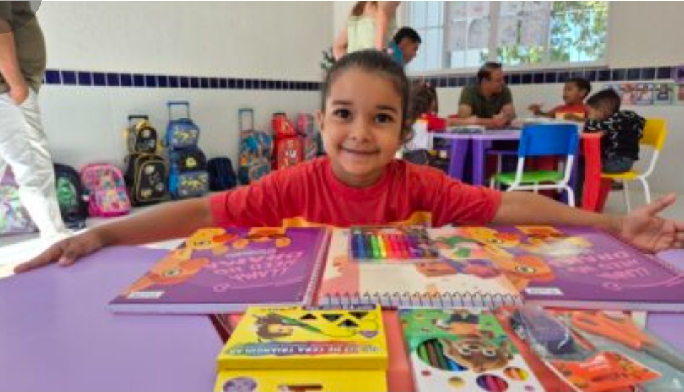 Alunos da rede municipal de Assú recebem material escolar para o segundo semestre letivo