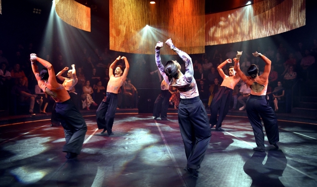 “Carlota” transforma o palco do TAM em poesia e movimento, unindo dança contemporânea e a alma do tango