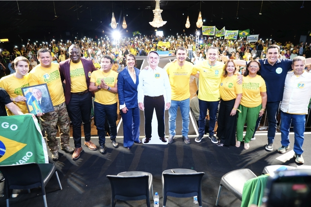 ”Não vou baixar a cabeça pra tirano nenhum”, avisa Flávio Bolsonaro diante de nova imposição de Moraes