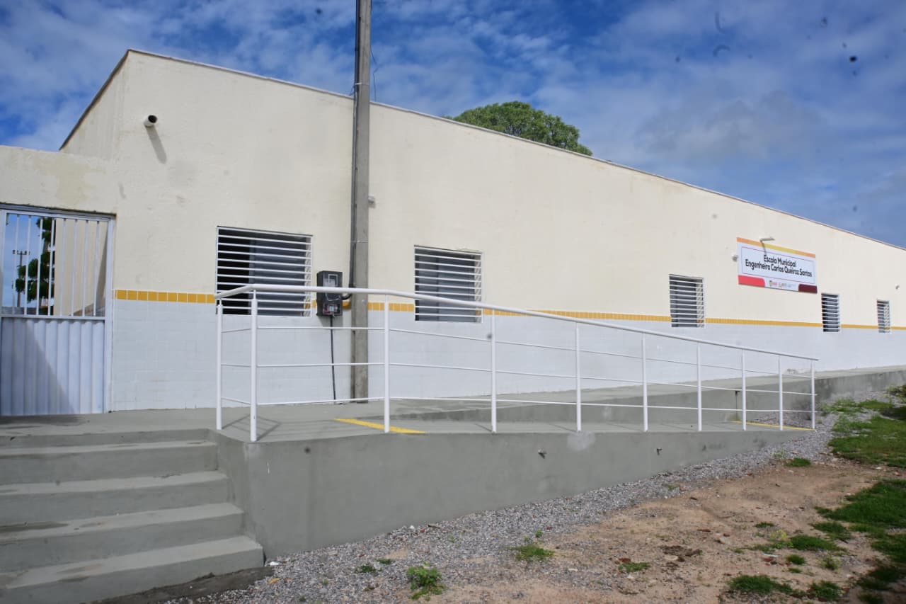 Prefeito de Assú entrega escola ampliada com ampliada, climatizada e com novo auditório