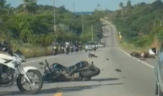Colisão entre motocicletas e bicicleta deixa quatro feridos na BR-101 Norte