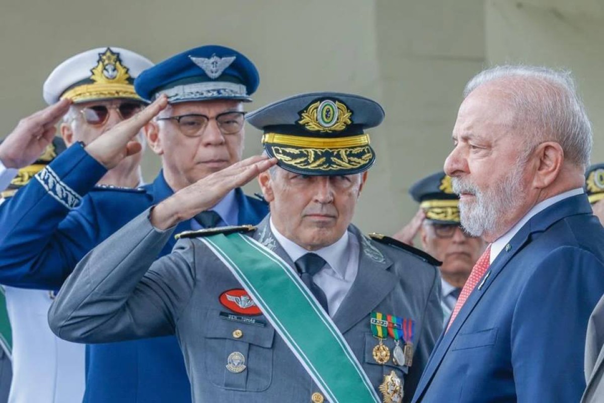 PT avança com plano de reforma para militares e Judiciário