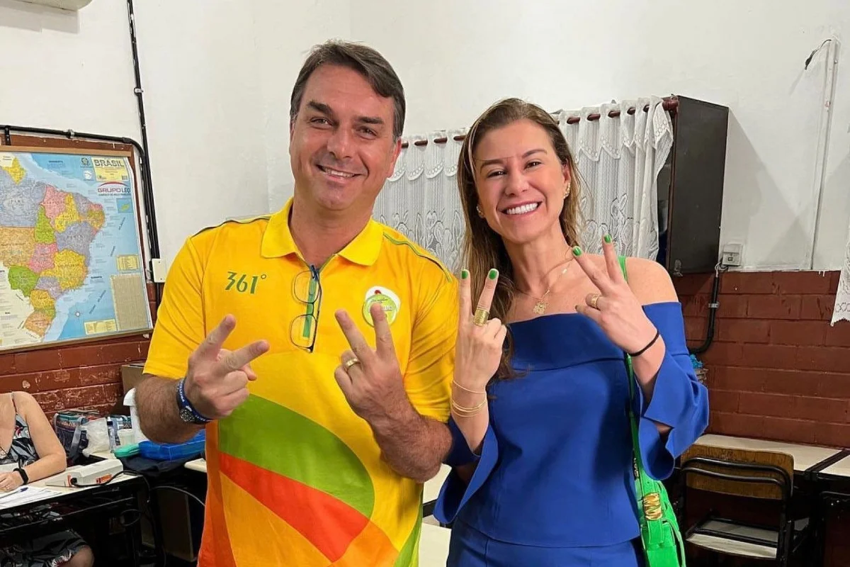 Após crise com Michelle, Flávio Bolsonaro escala esposa Fernanda para atrair eleitorado feminino