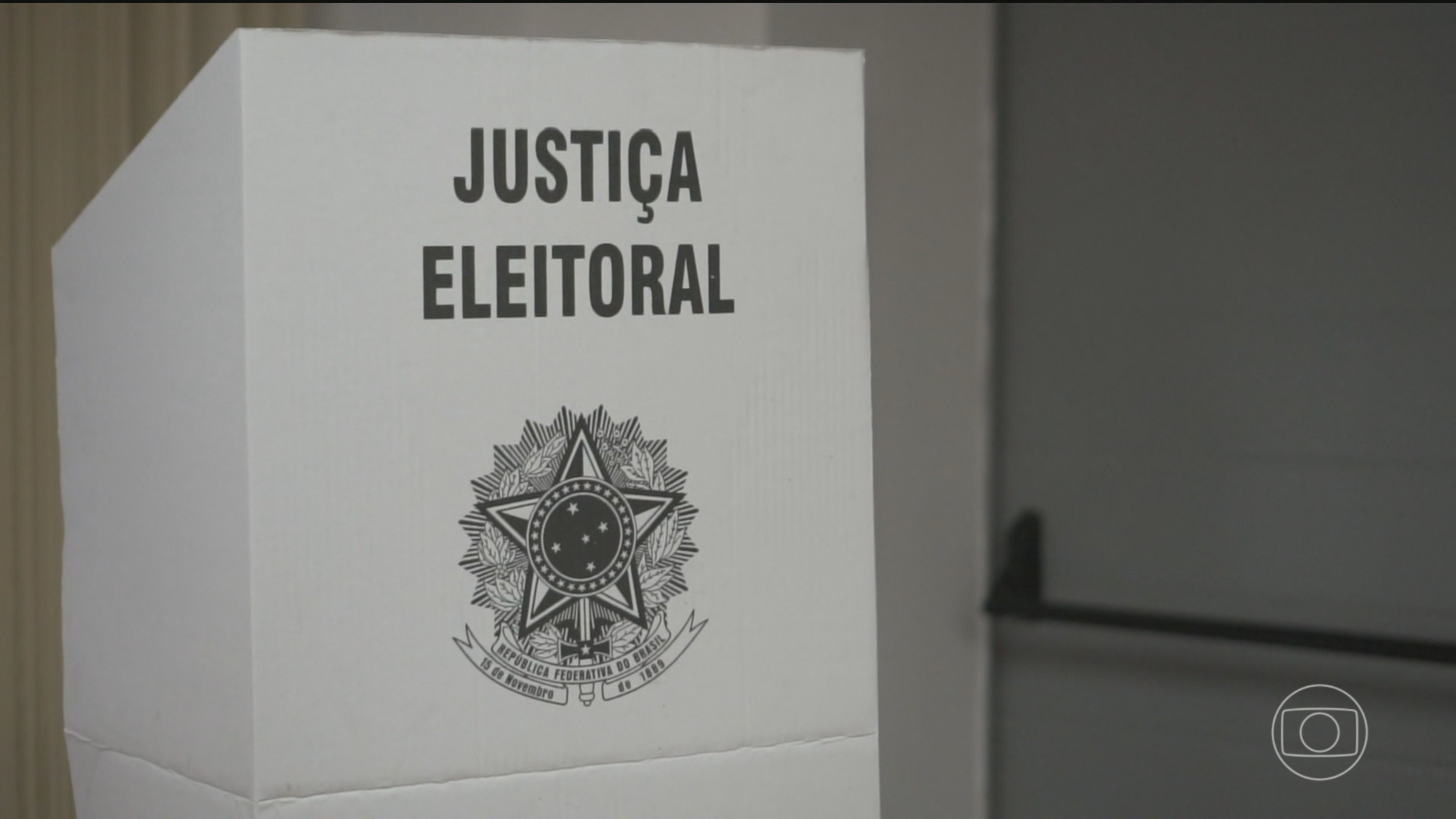 Candidatos com mandados de prisão pendentes reagem após revelação de dívidas