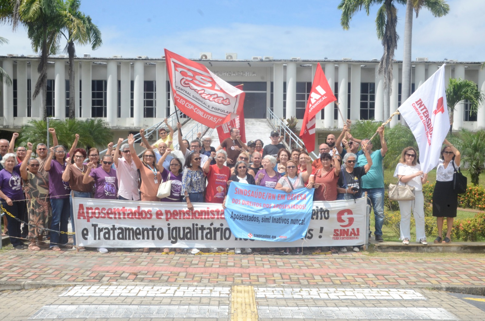 Aposentados e pensionistas do Governo do Estado protestam contra atraso no pagamento