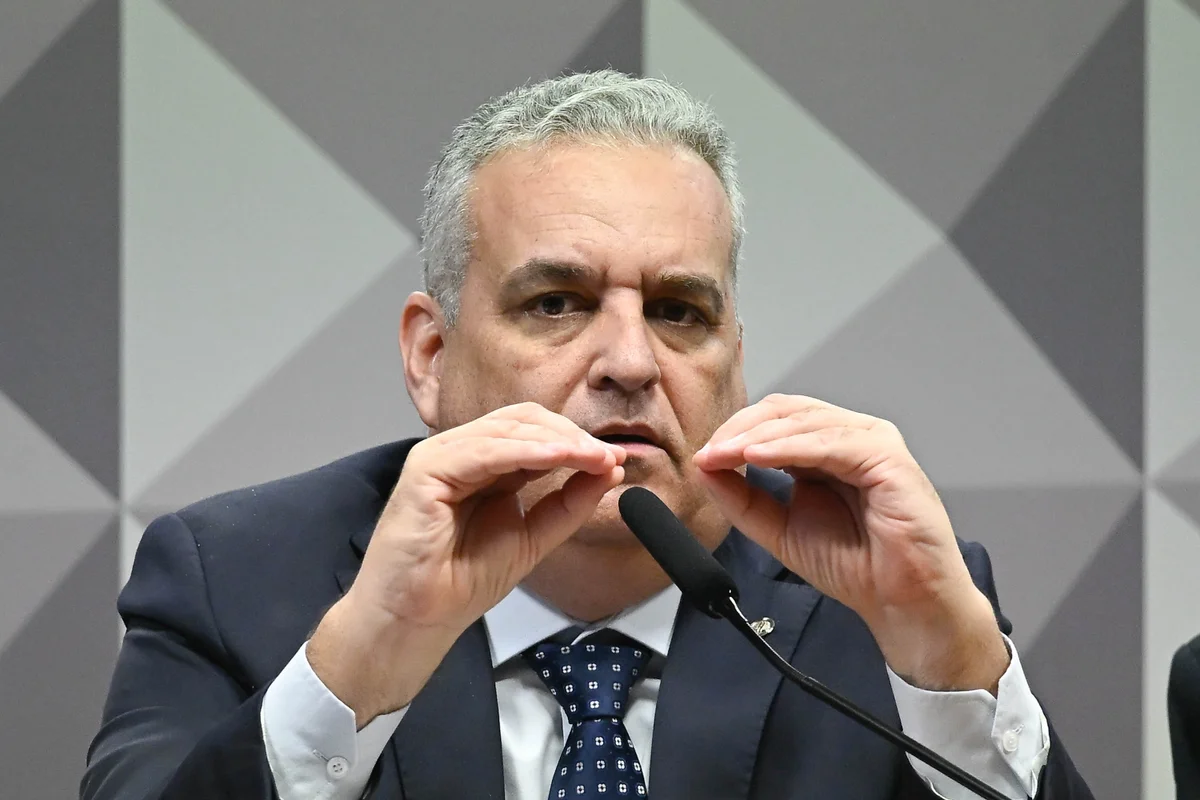 Ata do PL abre caminho para retorno do vice de Flávio  ao Senado