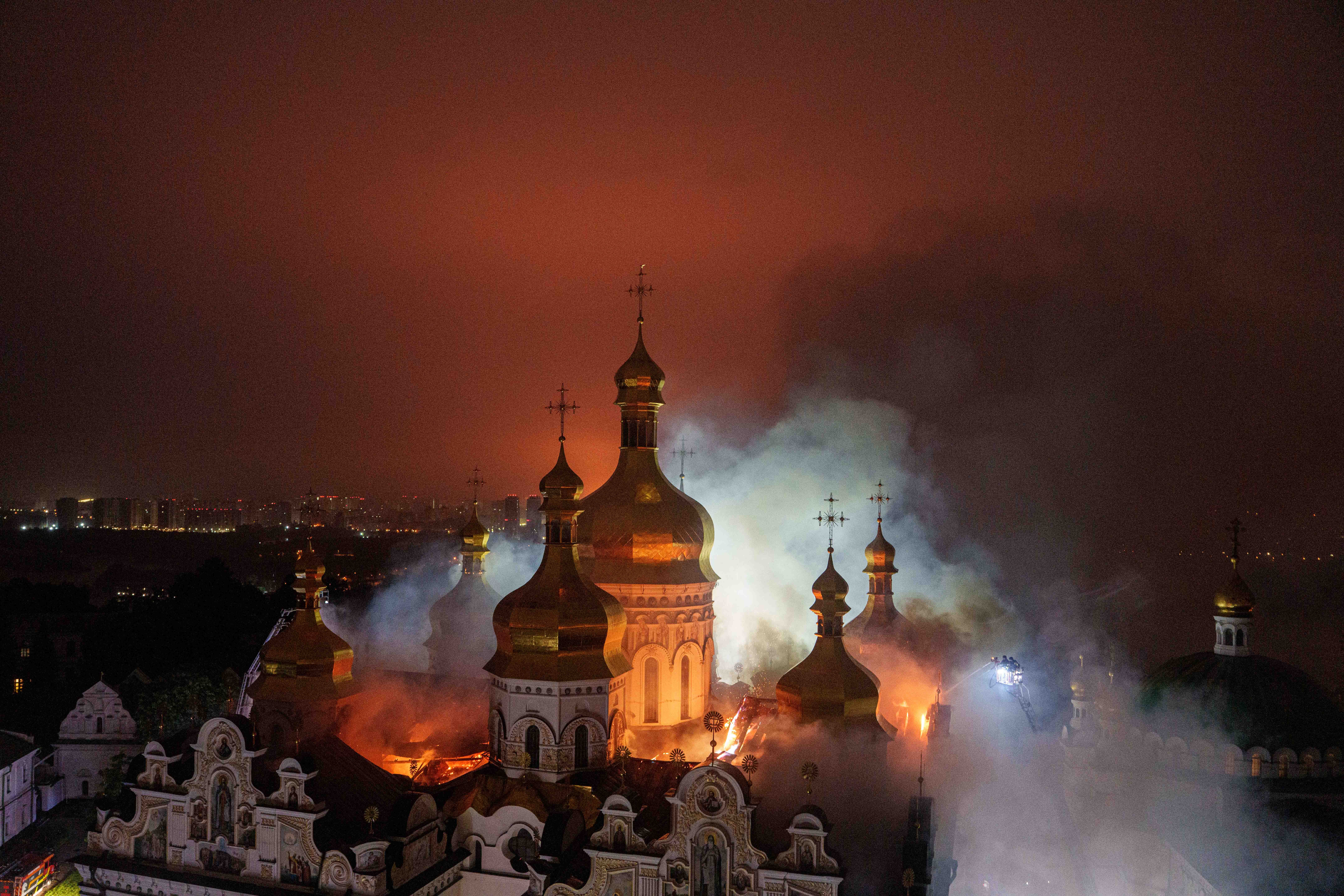 Rússia atinge mosteiro patrimônio da UNESCO em Kyiv; Ucrânia bombardeia pontes na Crimeia