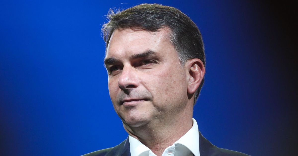 Flávio Bolsonaro ignora debate na TV Bandeirantes e mira críticas em Lula