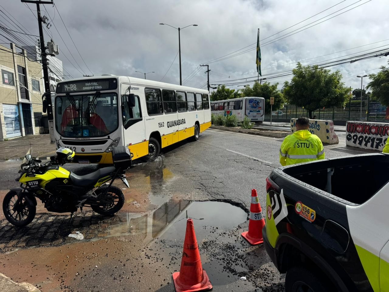 STTU bloqueia avenida por cratera e afeta fluxo em Natal