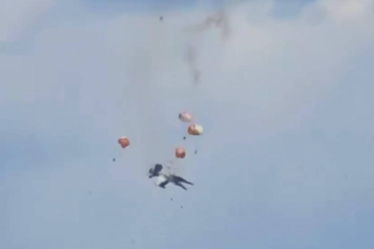 Caças colidirem e caem durante show aéreo nos Estados Unidos