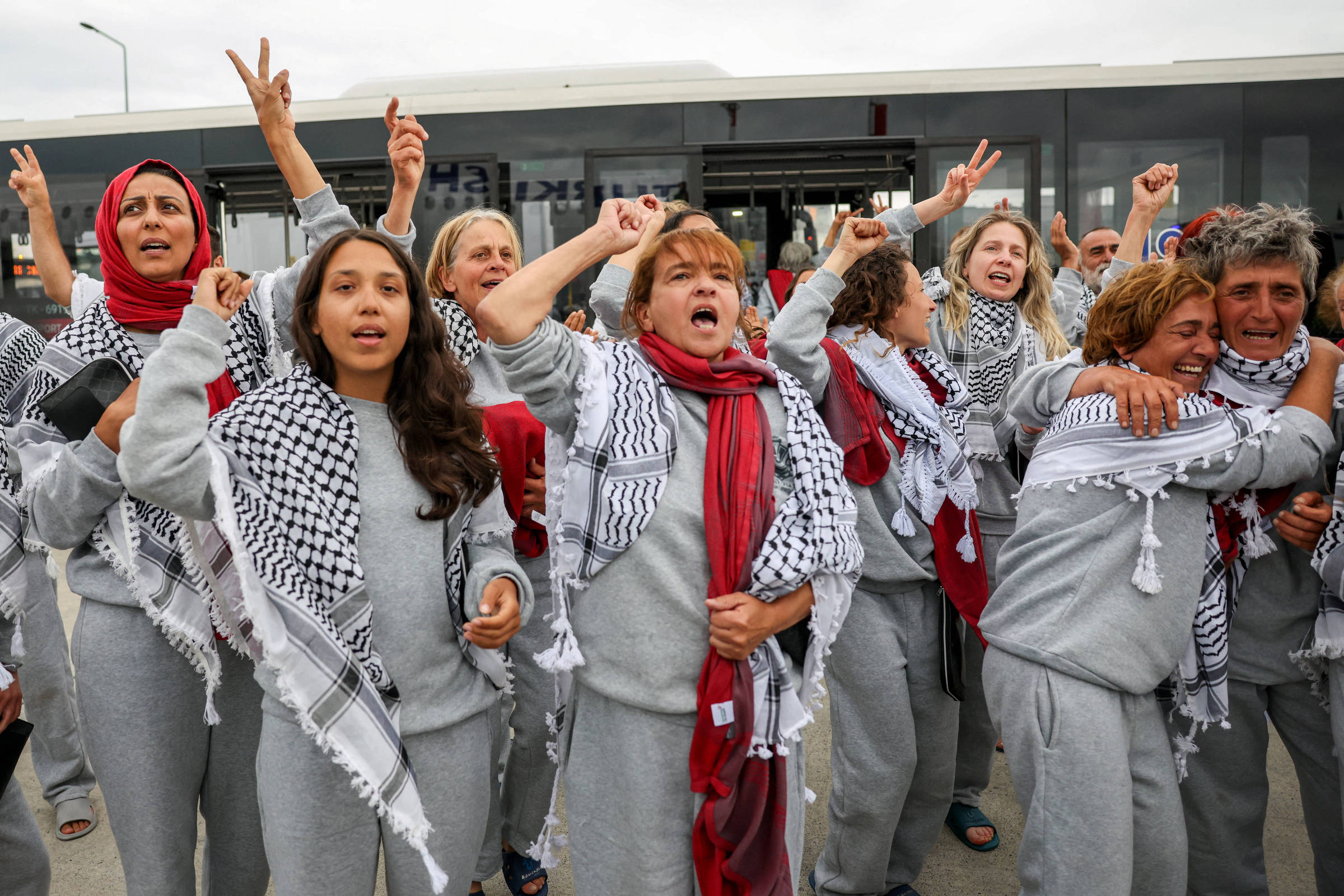 Brasileira detida por Israel relata espancamentos e humilhações em flotilha para Gaza