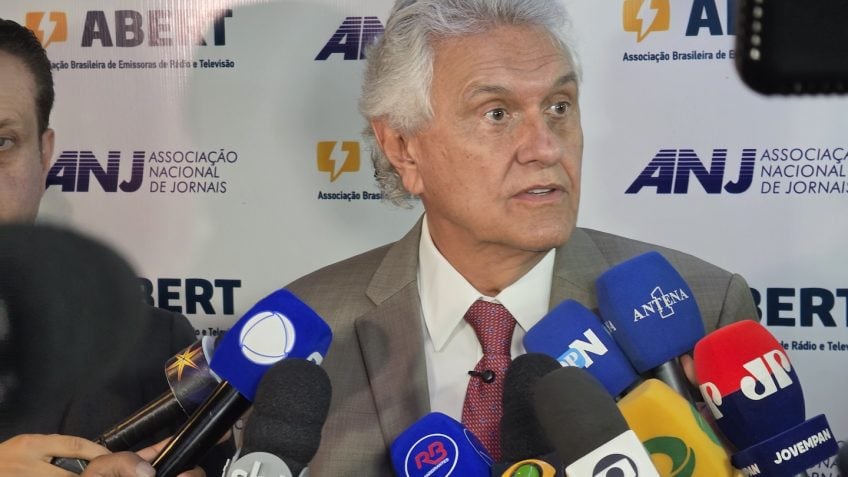 Caiado critica Flávio por se apoiar em figuras de Milei e Jair Bolsonaro