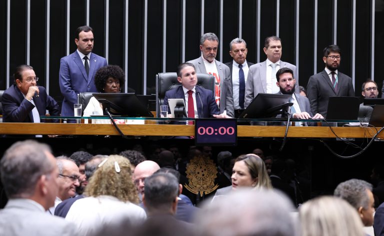 Câmara aprova em dois turnos PEC que acaba com escala 6x1; texto vai ao Senado