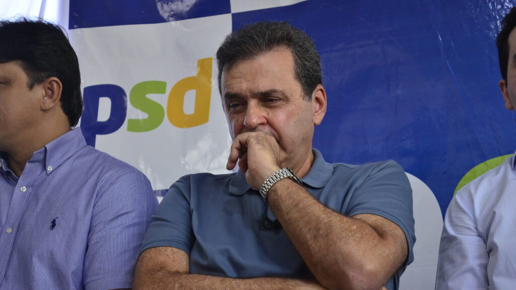 Carlos Eduardo desiste da corrida pelo Senado