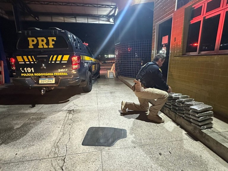 Casal é preso pela PRF com 30 kg de maconha na BR-101 em São José de Mipibu