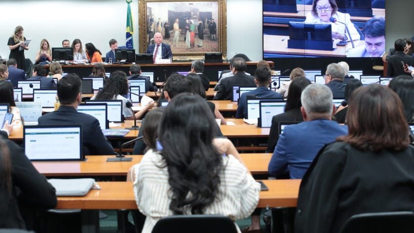 CCJ da Câmara adia votação sobre redução da maioridade penal e avança em análise de admissibilidade