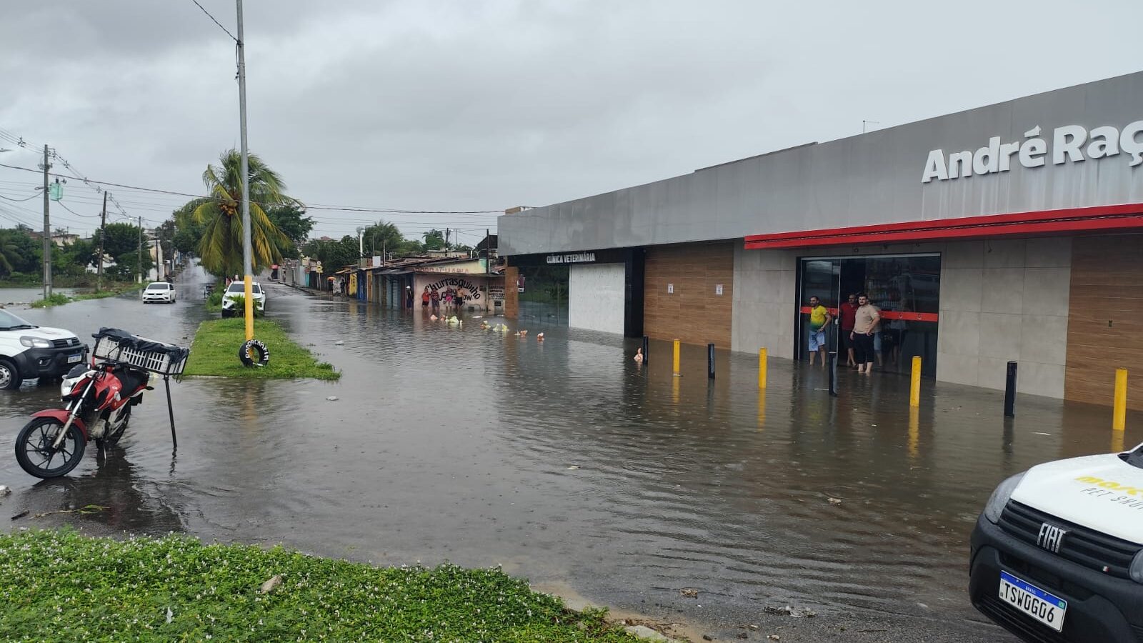 Transbordamento de lagoa na Moema Tinoco causa prejuízos a comerciantes em Natal