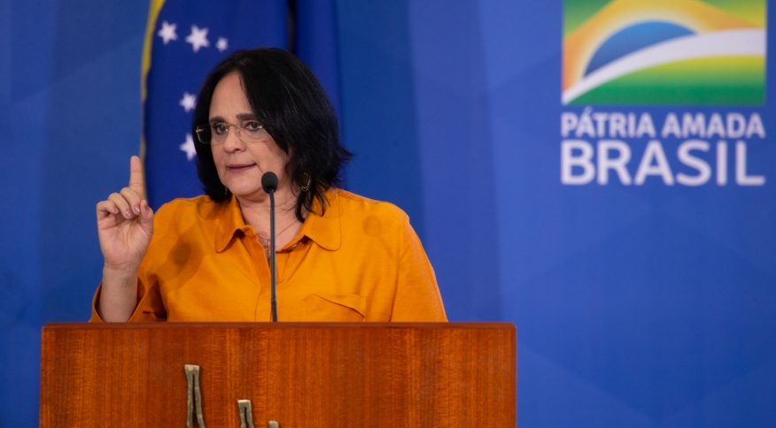 Damares Alves considera sair da campanha de Flávio Bolsonaro em meio a conflitos internos