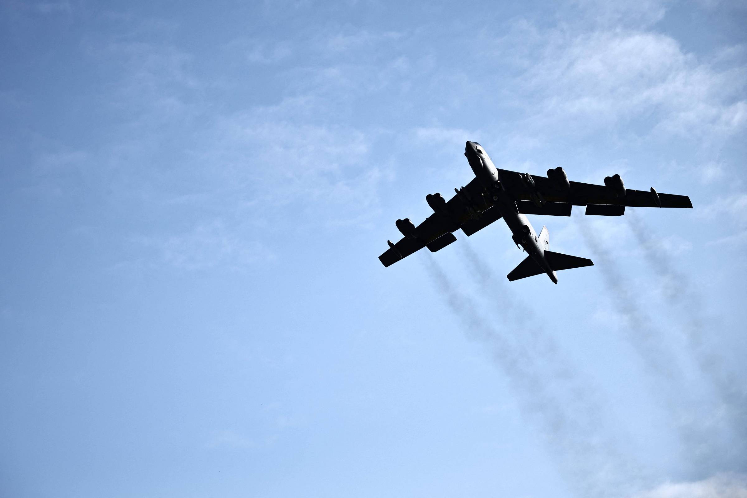 Demonstração de força militar dos EUA com B-52 perto do Brasil é adiada
