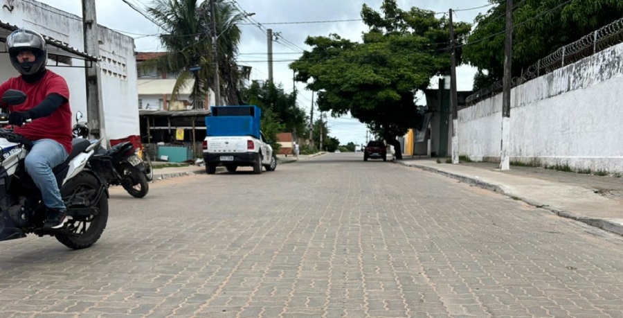 Prefeito Paulinho Freire assina ordem de serviço para pavimentar dez ruas em Natal