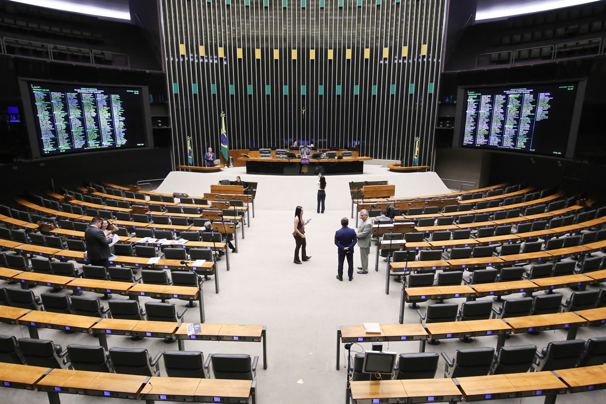 Câmara dos Deputados sob fogo por horas extras milionárias