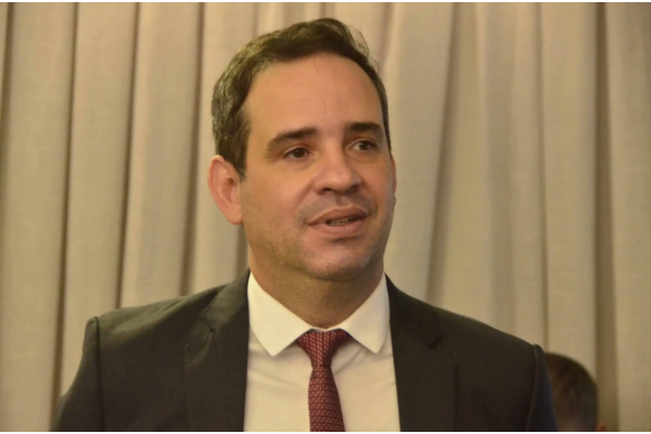 Cadu Xavier critica hospital entregue por Allyson Bezerra e o chama de "hospital fake"