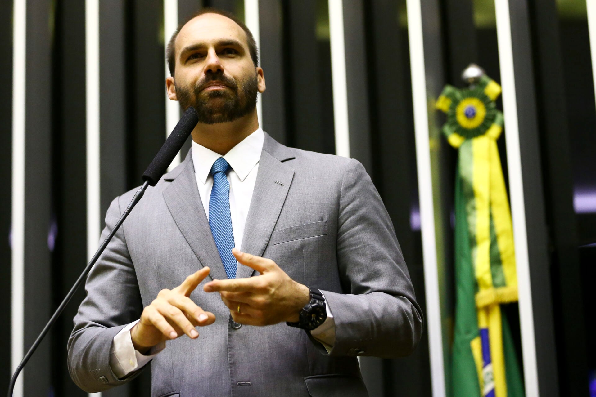 Eduardo Bolsonaro questiona obrigatoriedade vacinal no Brasil