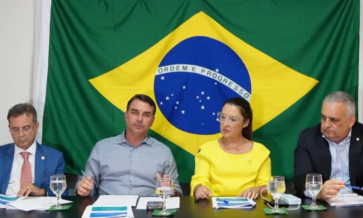 Flávio Bolsonaro defende CNH para jovens a partir dos 16 anos
