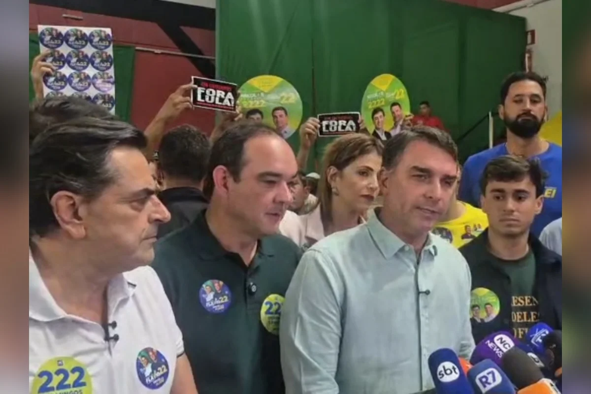 Flávio Bolsonaro promete quadruplicar pena mínima para roubo de celular