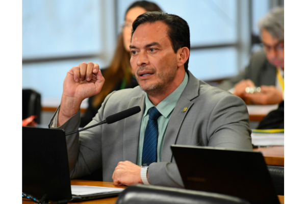 Styvenson persiste em dizer que "constrói  hospitais" com emendas