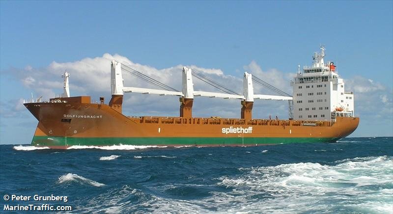 Marinha do Brasil resgata seis tripulantes após naufrágio de embarcação a caminho de Noronha