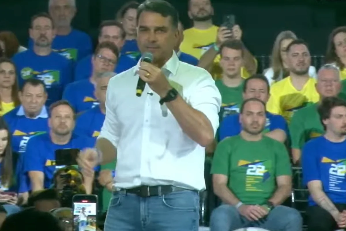 Equipe de Flávio articula estratégia para atrair voto feminino com críticas a Lula