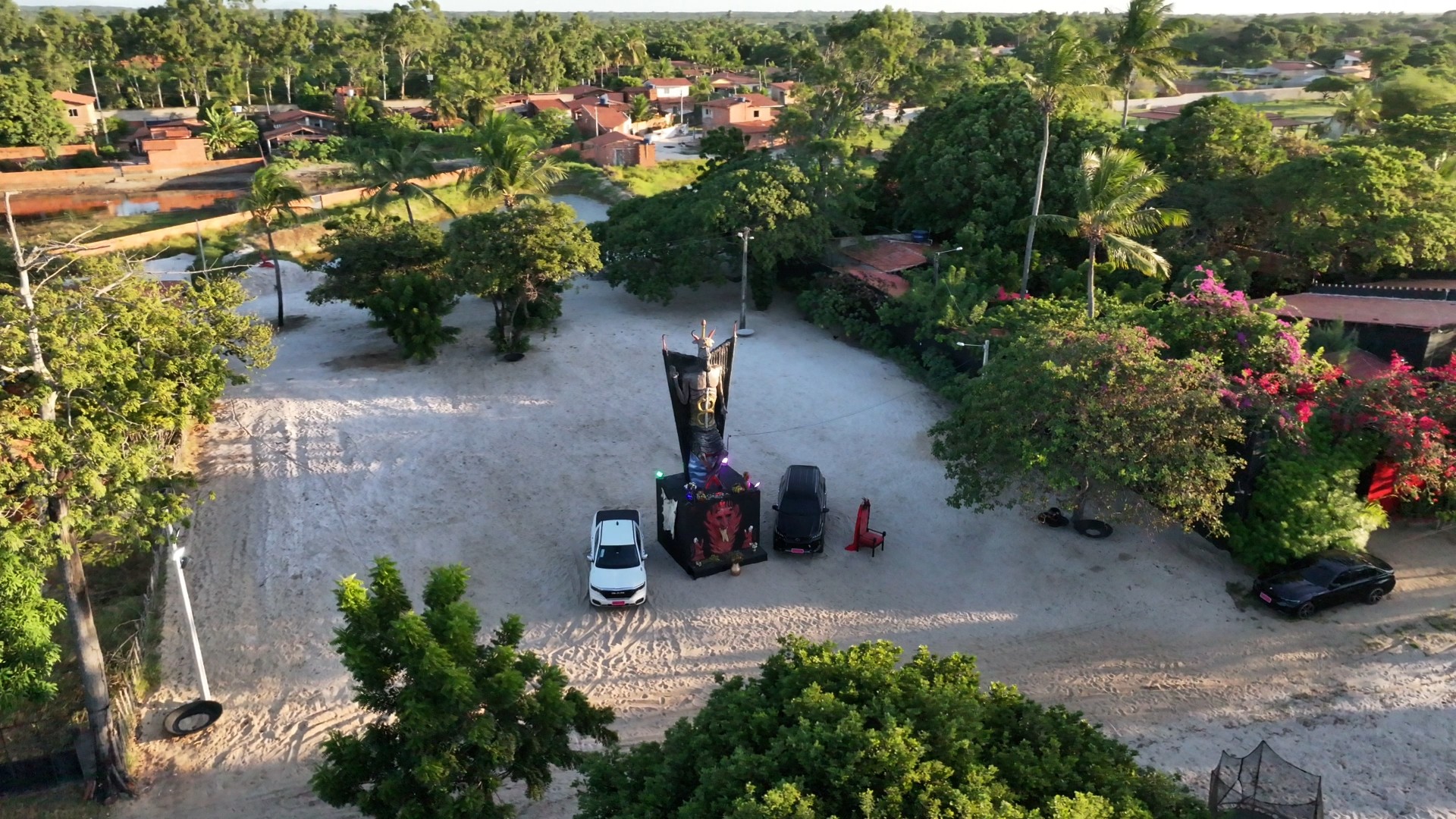Estátua do Diabo de 11 metros é inaugurada em propriedade privada no Ceará