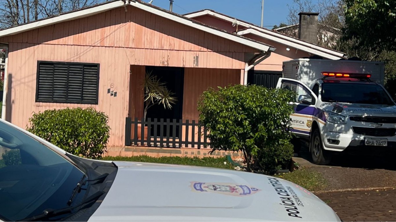 Filho reage a agressão e salva a mãe de tentativa de feminicídio