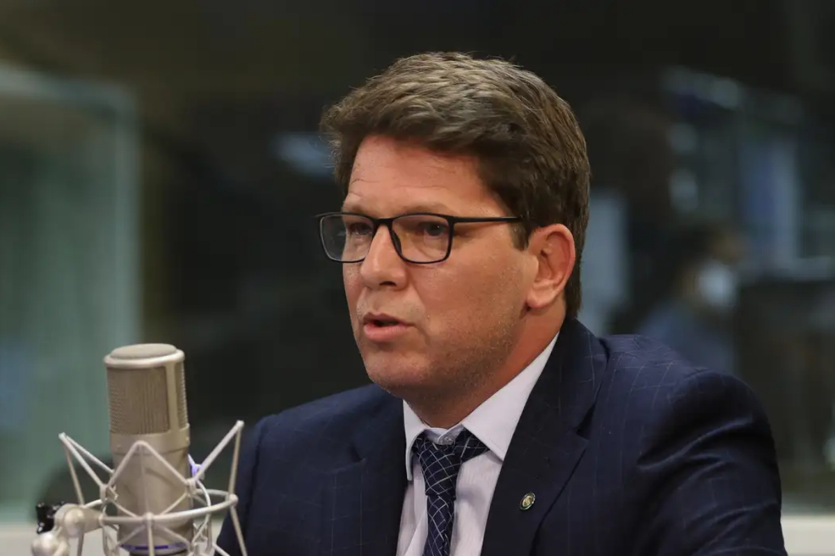 STF quer intimar Mario Frias por emendas de filme de Bolsonaro