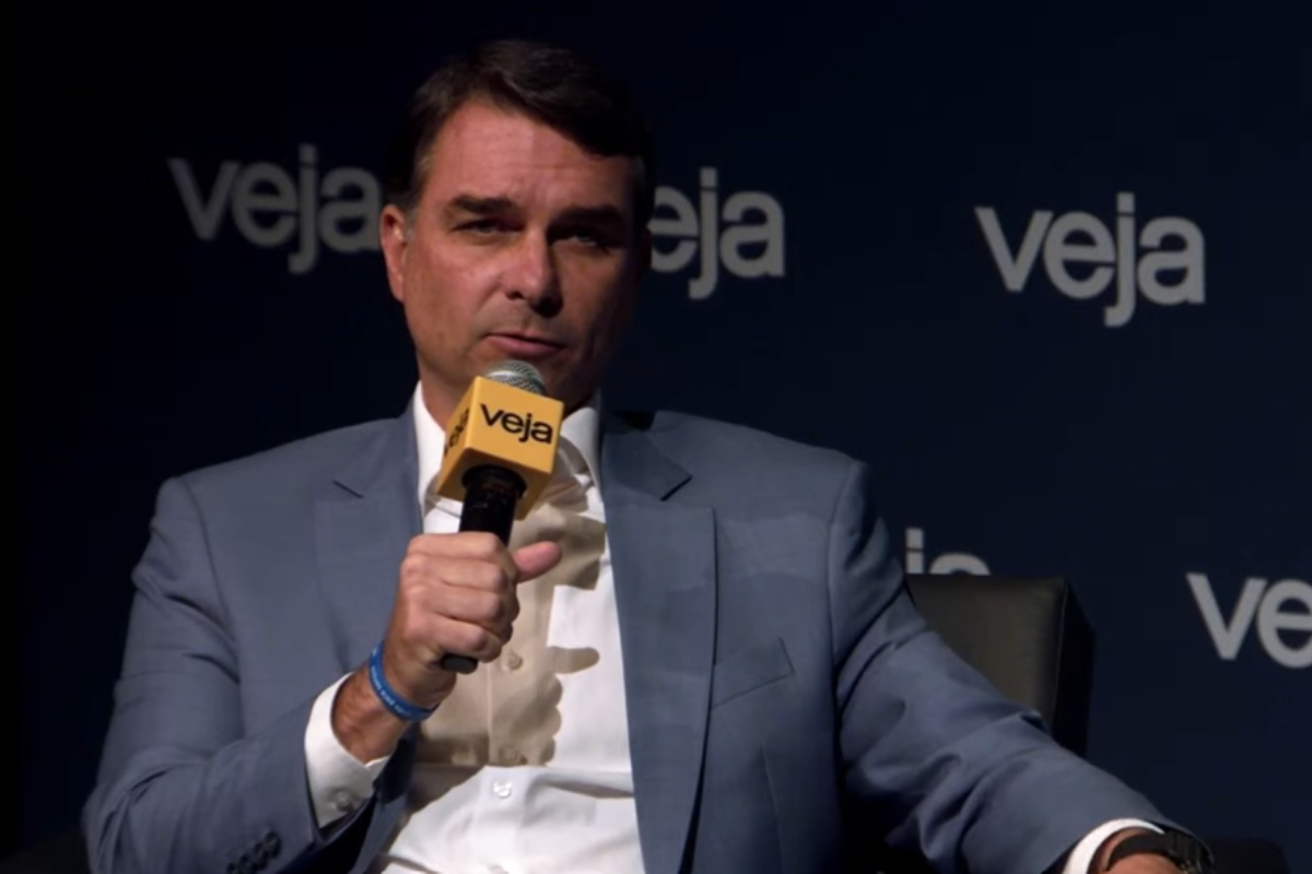 Flávio Bolsonaro afirma que Lula é o único interessado em tarifas no Brasil