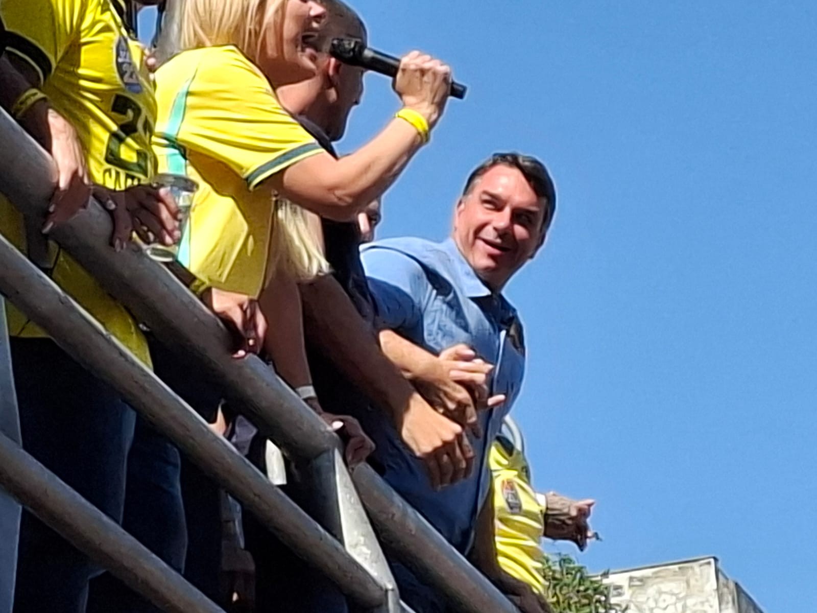 Flávio Bolsonaro defende pena de oito anos para roubo de celular
