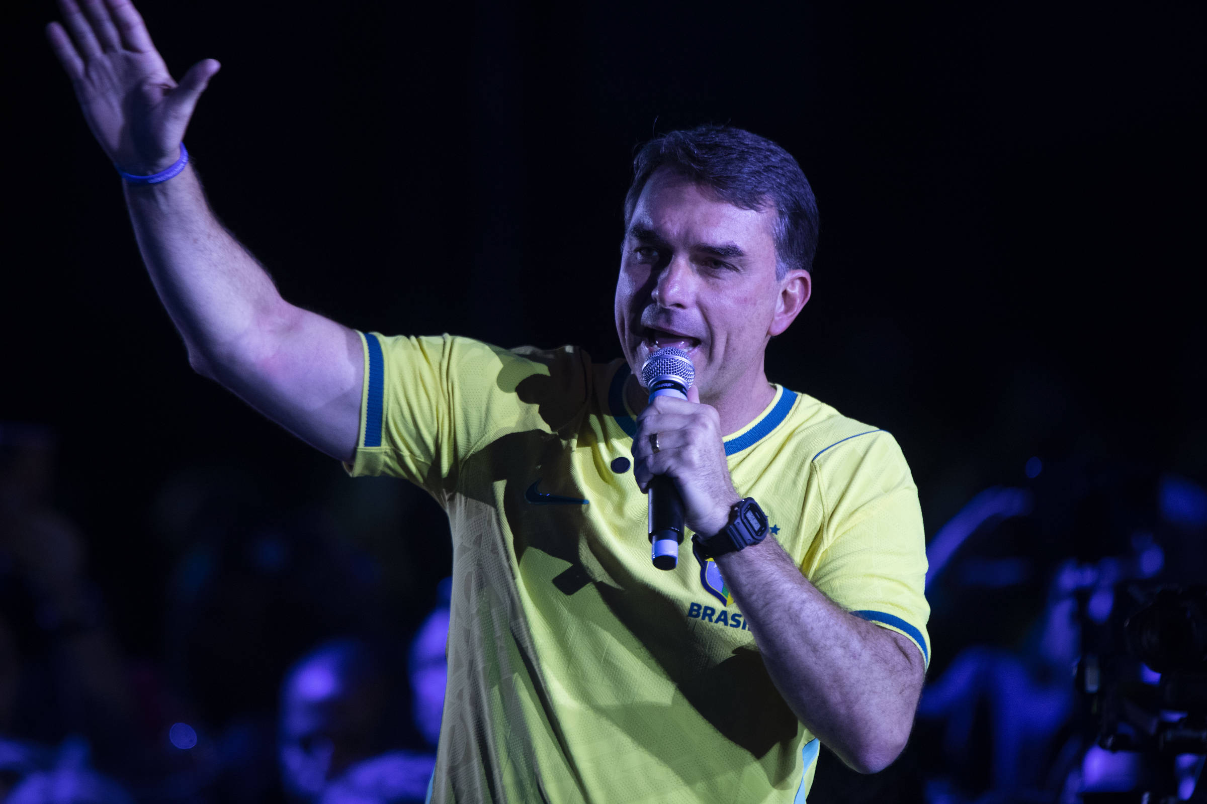 Flávio Bolsonaro parabeniza Espriella por vitória na Colômbia e celebra triunfo da direita