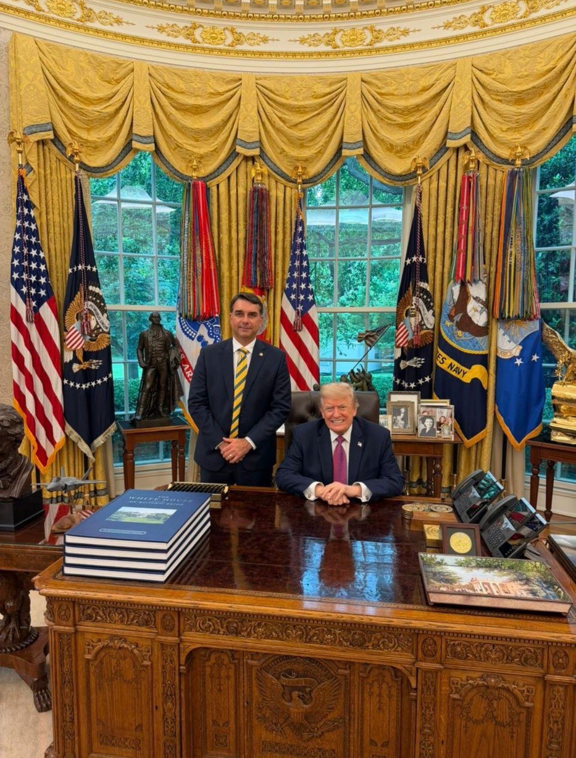 Senador Flávio Bolsonaro encontra Trump na Casa Branca