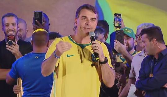 Flávio Bolsonaro adota slogan "O Brasil vai vencer" em campanha presidencial