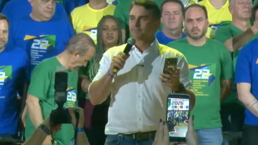 Flávio Bolsonaro classifica Lula como "projeto de ditador" em evento do PL
