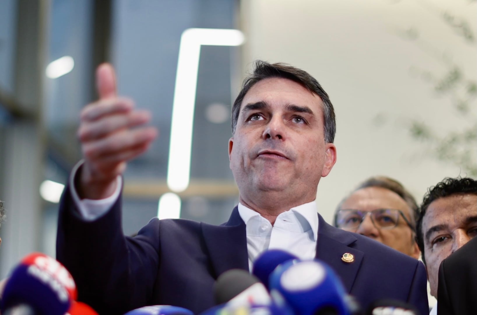 Flávio Bolsonaro pede renúncia de Alexandre de Moraes após acusações