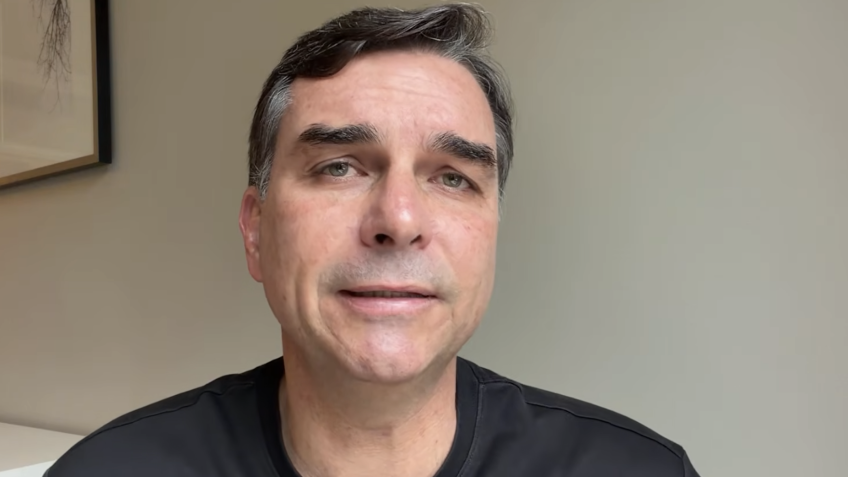 Flávio Bolsonaro classifica operação como "cortina de fumaça"