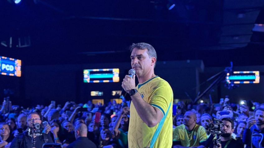 Flávio Bolsonaro critica Lula e afirma que “sobrou linguiça” para brasileiros